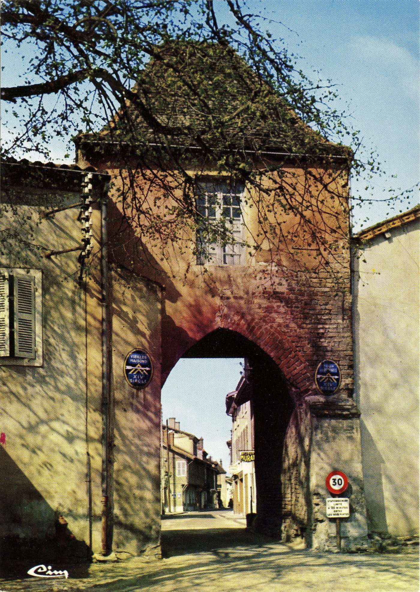 Romenay. Porte de ville du XIVe s.