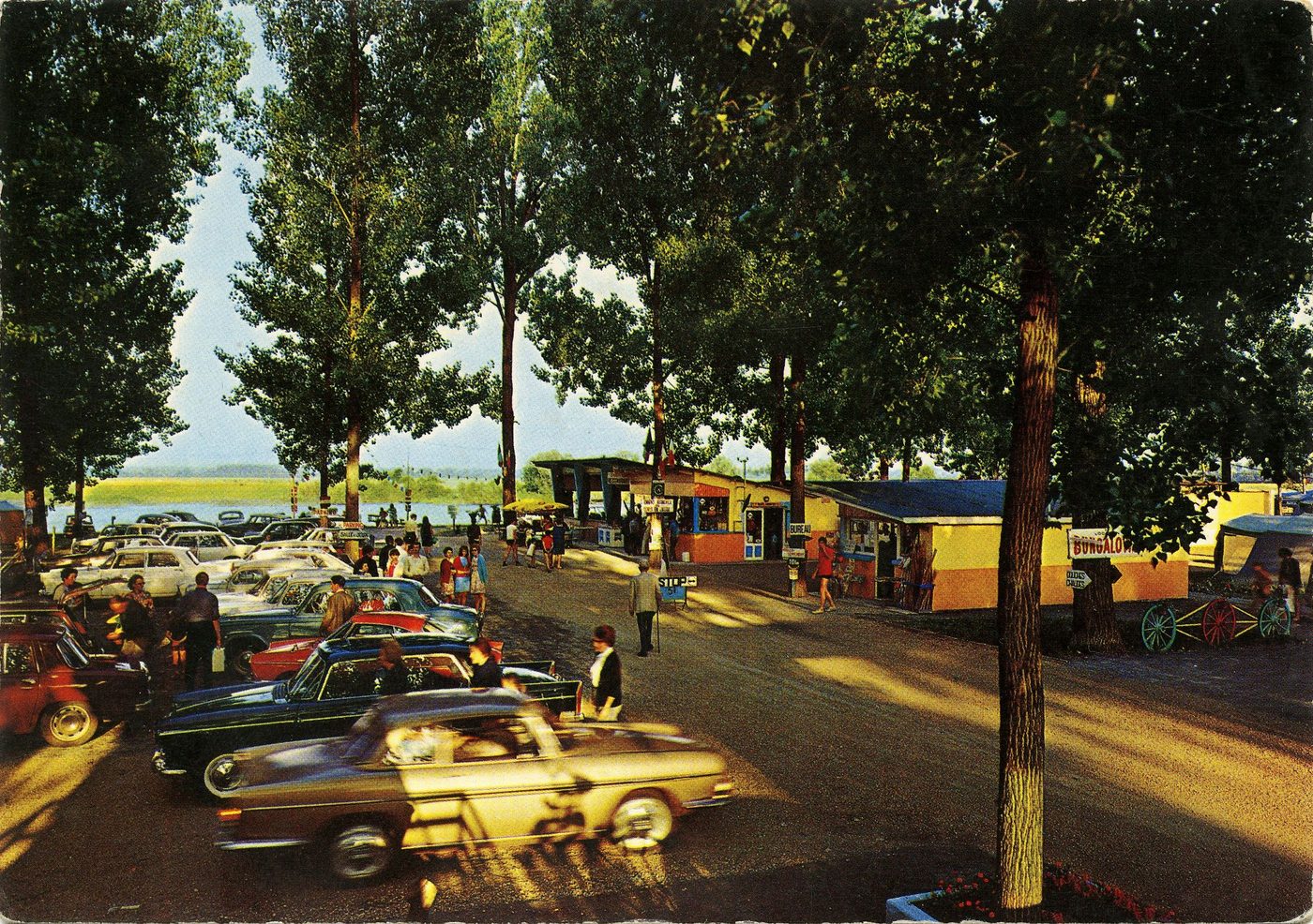 Camping-plage d'Uchizy. Le national 6. L'épicerie, le bar, le restaurant.