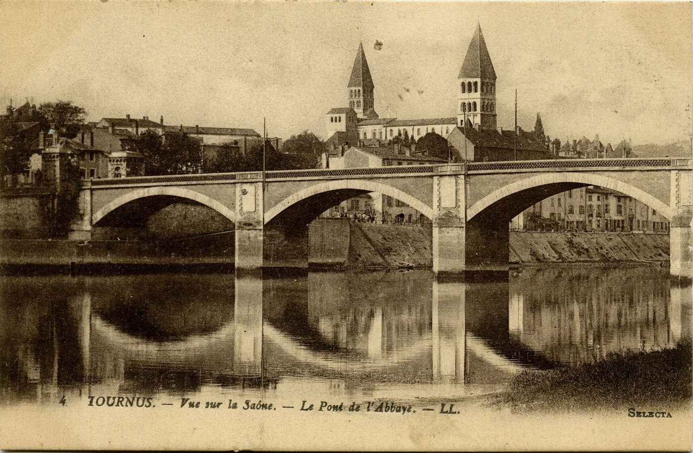 Tournus. Vue sur la Saône. Le pont de l'abbaye.