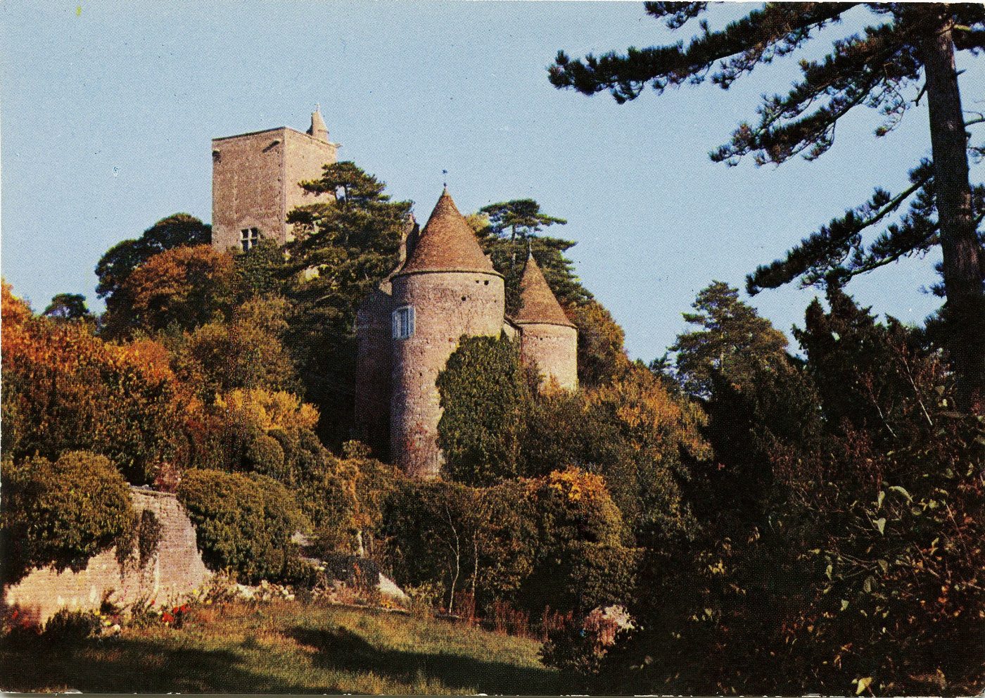 Château de Brancion. Donjon et tour de Beaufort (XIIe s. - XIVe s. -XV e s.).
