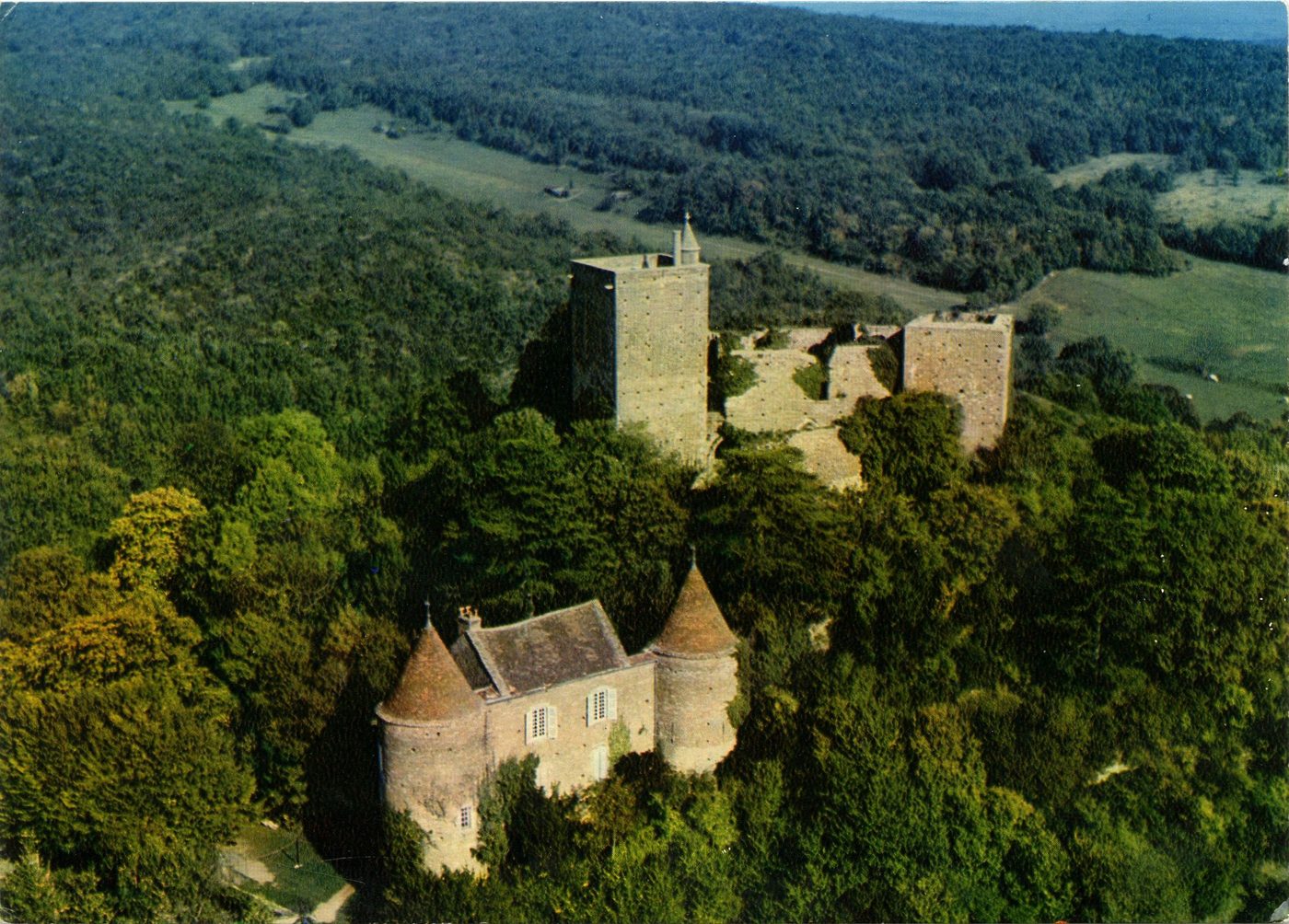 Brancion. Ensemble féodal fondée au Xe s. par la puissante et illustre famille de ce nom, complété au XIVe s. par le duc de Bourgogne. Edition 1973 en l'honneur de l'année des châteaux et hauts lieux de Bourgogne.