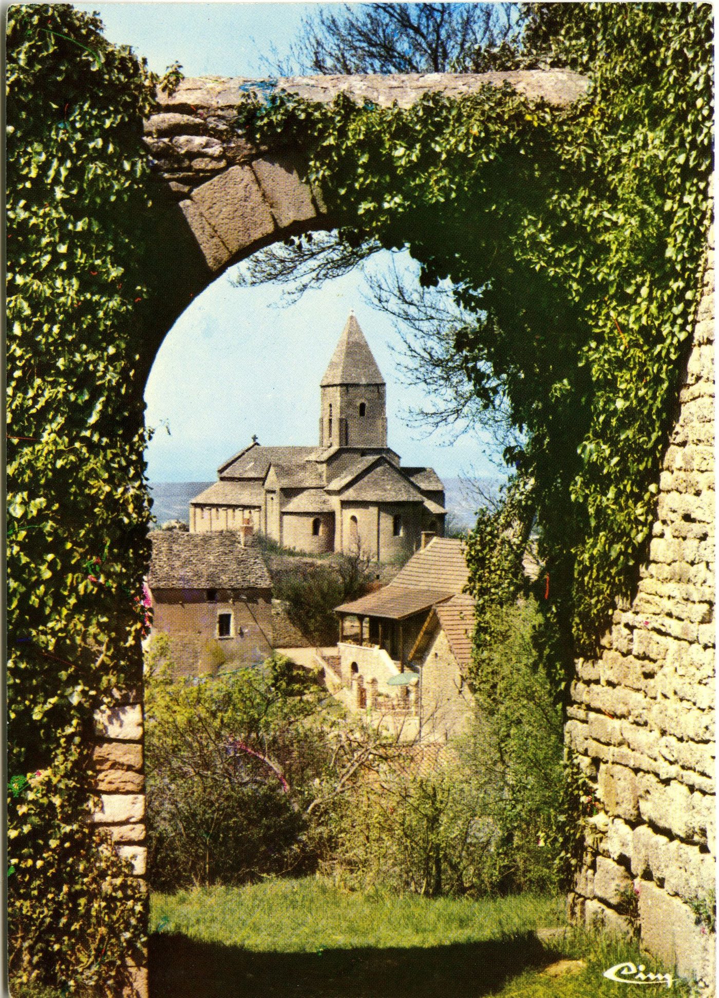 Brancion. Eglise romane (XIIe s.). Vue du porche du château.