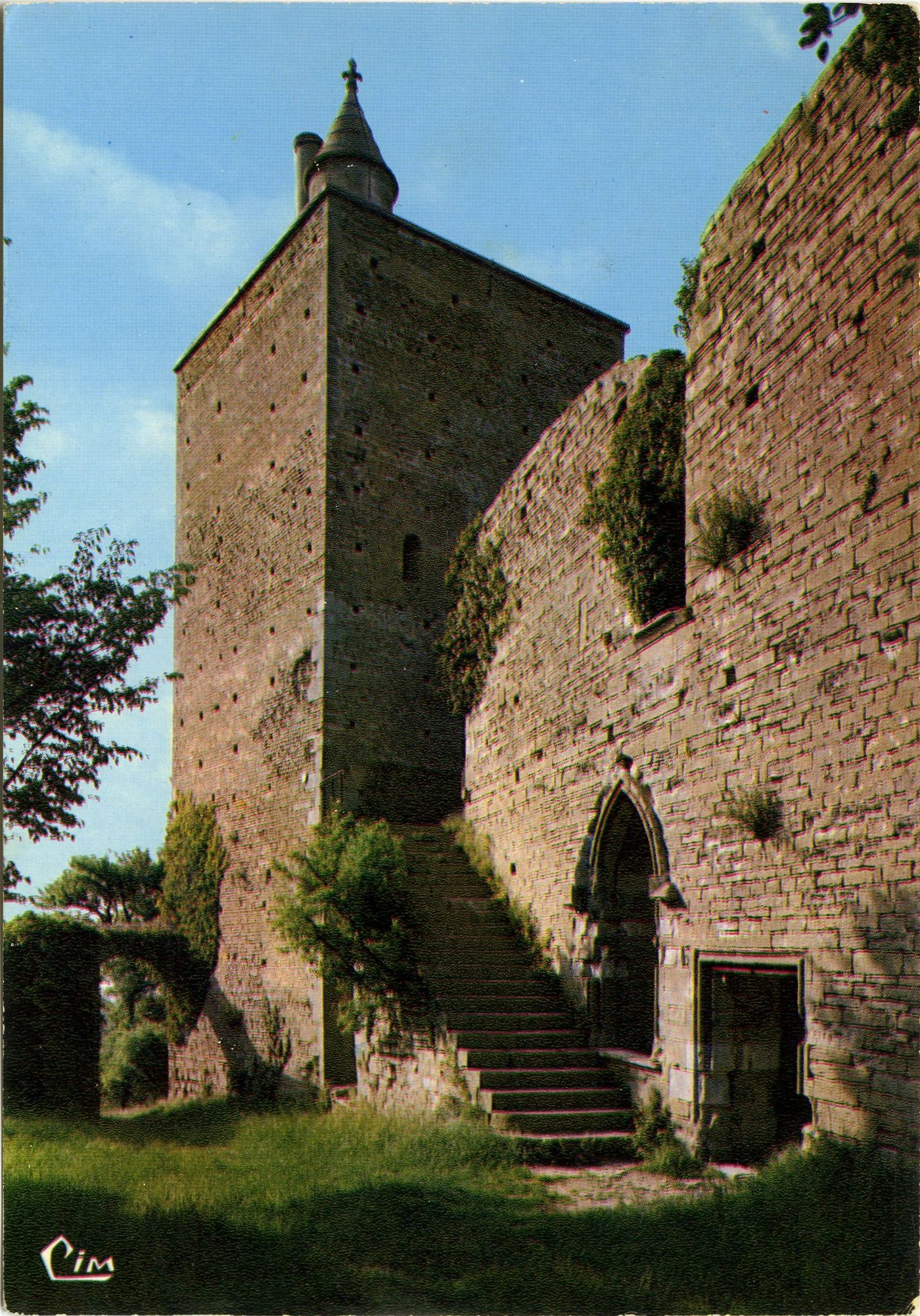 Brancion. Le château. Le donjon avec un actuel escalier d'accès qui n'est pas du temps, était le dernier retrait du seigneur. Au XIe s, on y pénétrait par une porte étroite à hauteur du premier étage, et au moyen d'échelles voisines. L'entrée du château lui-même est la porte en plein cintre au travers de laquelle on aperçoit le chevet de l'église de Brancion.
