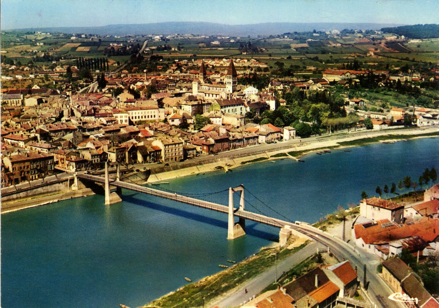 Tournus. Vue aérienne sur le pont suspendu et les quais de la Saône.