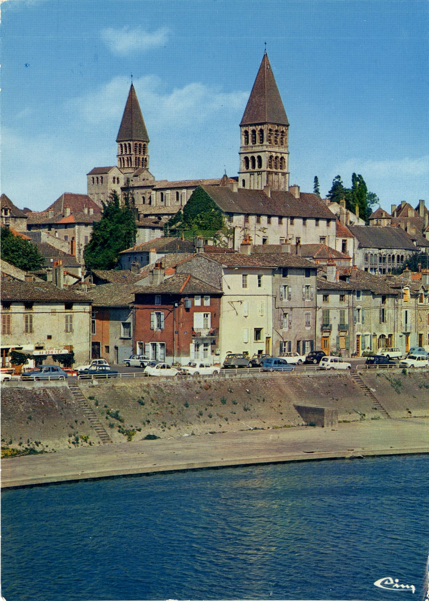Tournus. L'abbatiale Saint-Philibert dominant le vieux quartier.