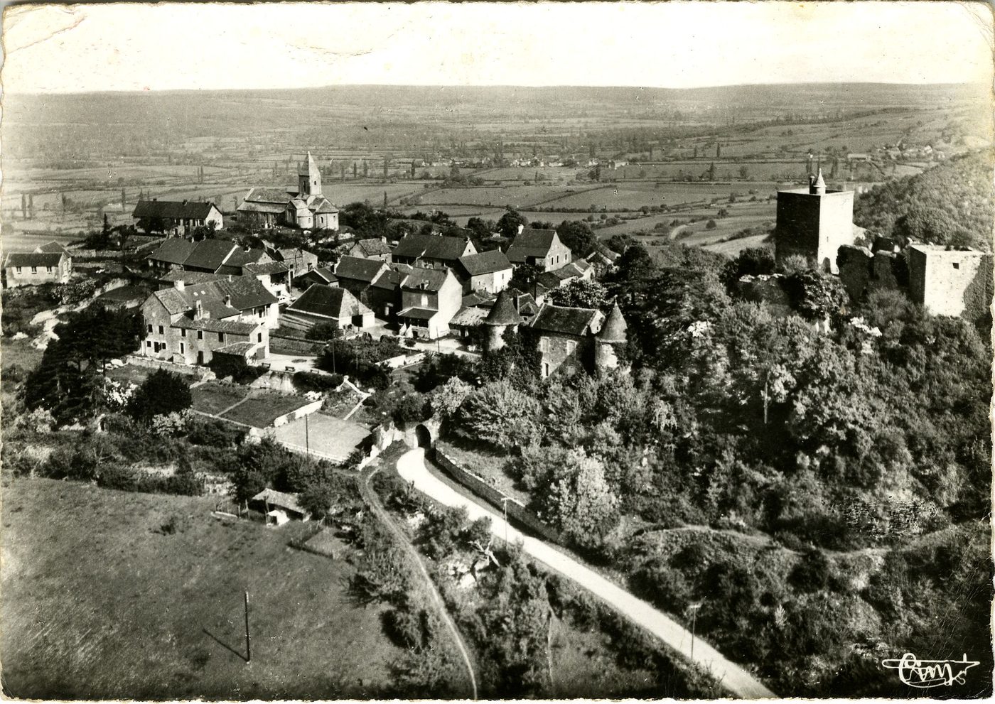 Brancion. Vue générale aérienne de l'ensemble féodal dont Brancion est le prototype. Au Xe s., une puissante et illustre famille fait de son château et du village qui l'entoure, une place forte, d'où elle peut surveiller ses terres, la région aux alentours, rançonner les voyageurs à l'occasion et partir avec ses hommes pour des expéditions parfois lointaines.