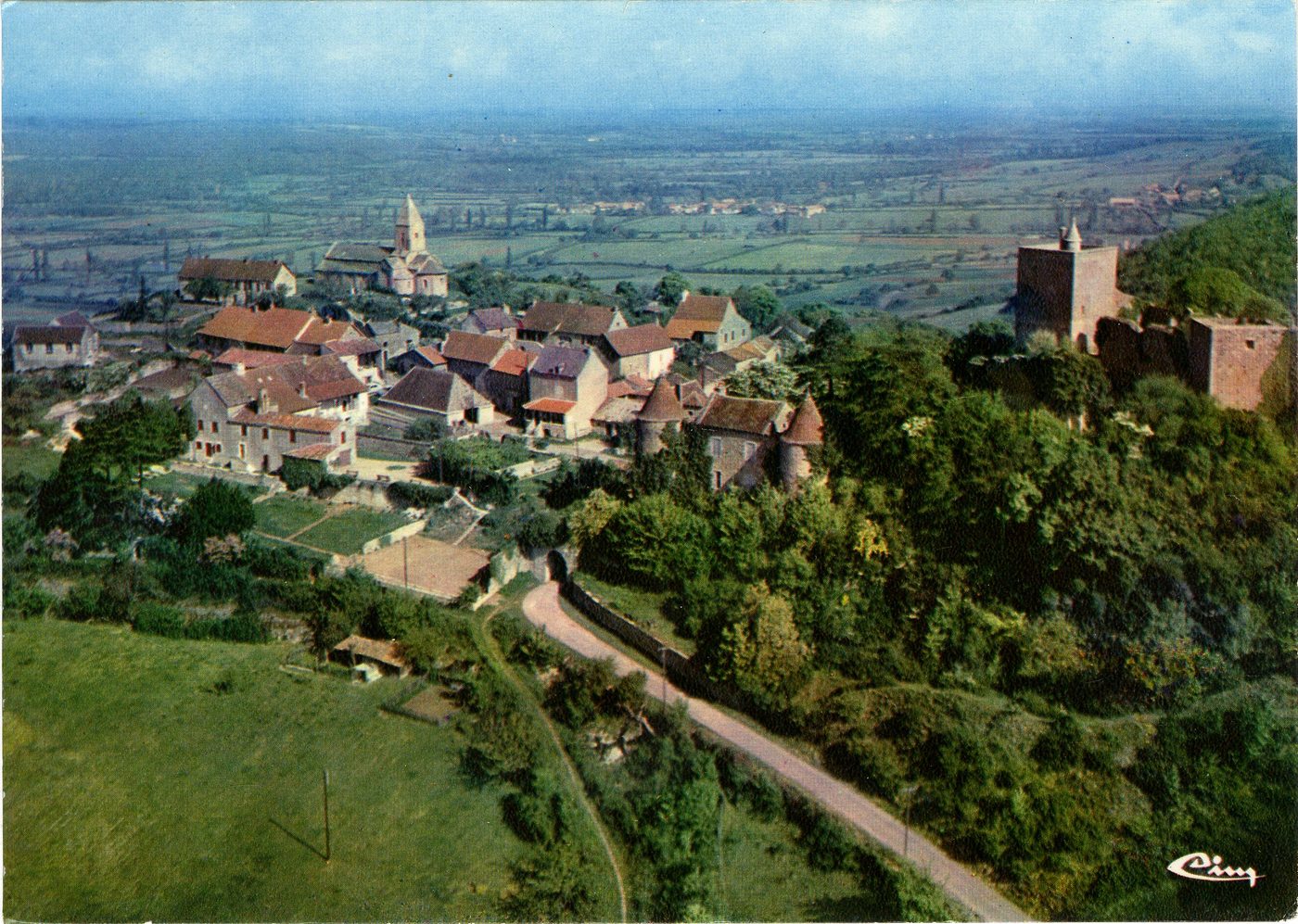 Brancion. Vue générale aérienne de l'ensemble féodal dont Brancion est le prototype. Au Xe s. , une puissante et illustre famille fait de son château et du village qui l'entoure, une place forte, d'où elle peut surveiller ses terres, la région aux alentours, rançonner les voyageurs à l'occasion et partir pour des expéditions parfois lointaines.