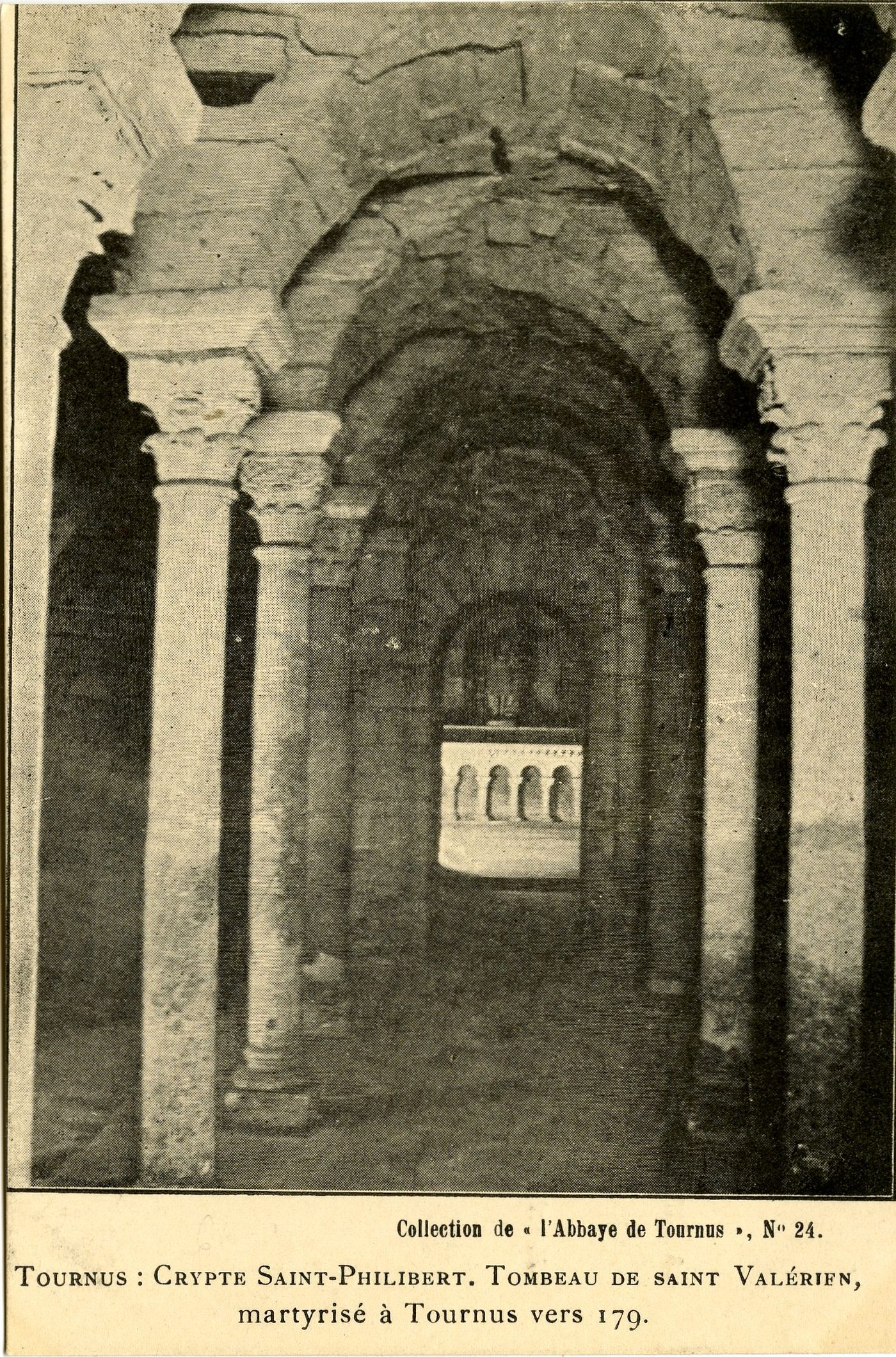 Tournus. Crypte Saint-Philibert. Tombeau de Saint-Valérien, martyrisé à Tournus vers 179.