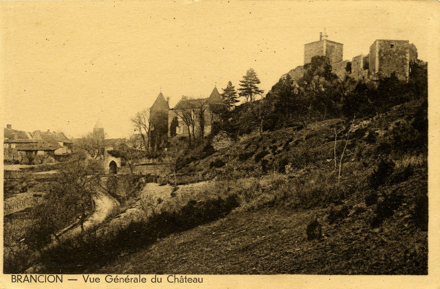Brancion. Vue générale du château.