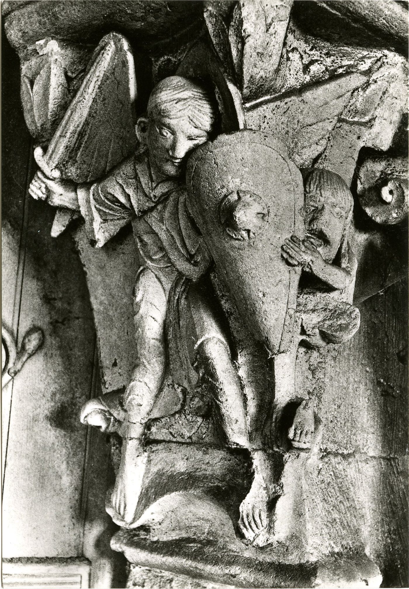 Perrecy-les-Forges. Eglise des Saints Pierre et Paul. (Mon. hist. fin XIe s.). Saint-Michel : ange de l'imposte sud du portail.