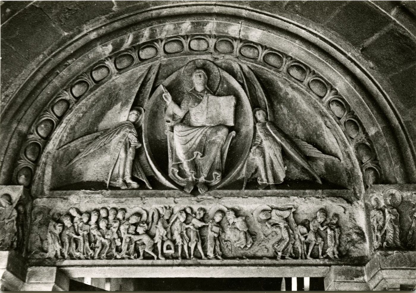 Perrecy-les-Forges. Eglise des Saints Pierre et Paul (Mon hist fin XIe s., début XIIe s.). Ensemble du tympan du portail.