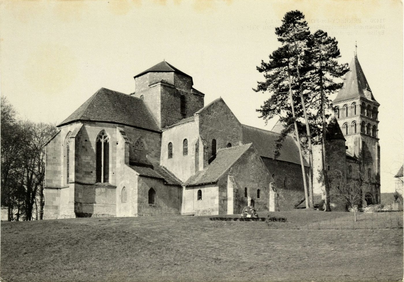 Perrecy-les-Forges. Monument historique (fin XIe s.- début XIIe s.). Eglise. Vue d'ensemble, côté nord.