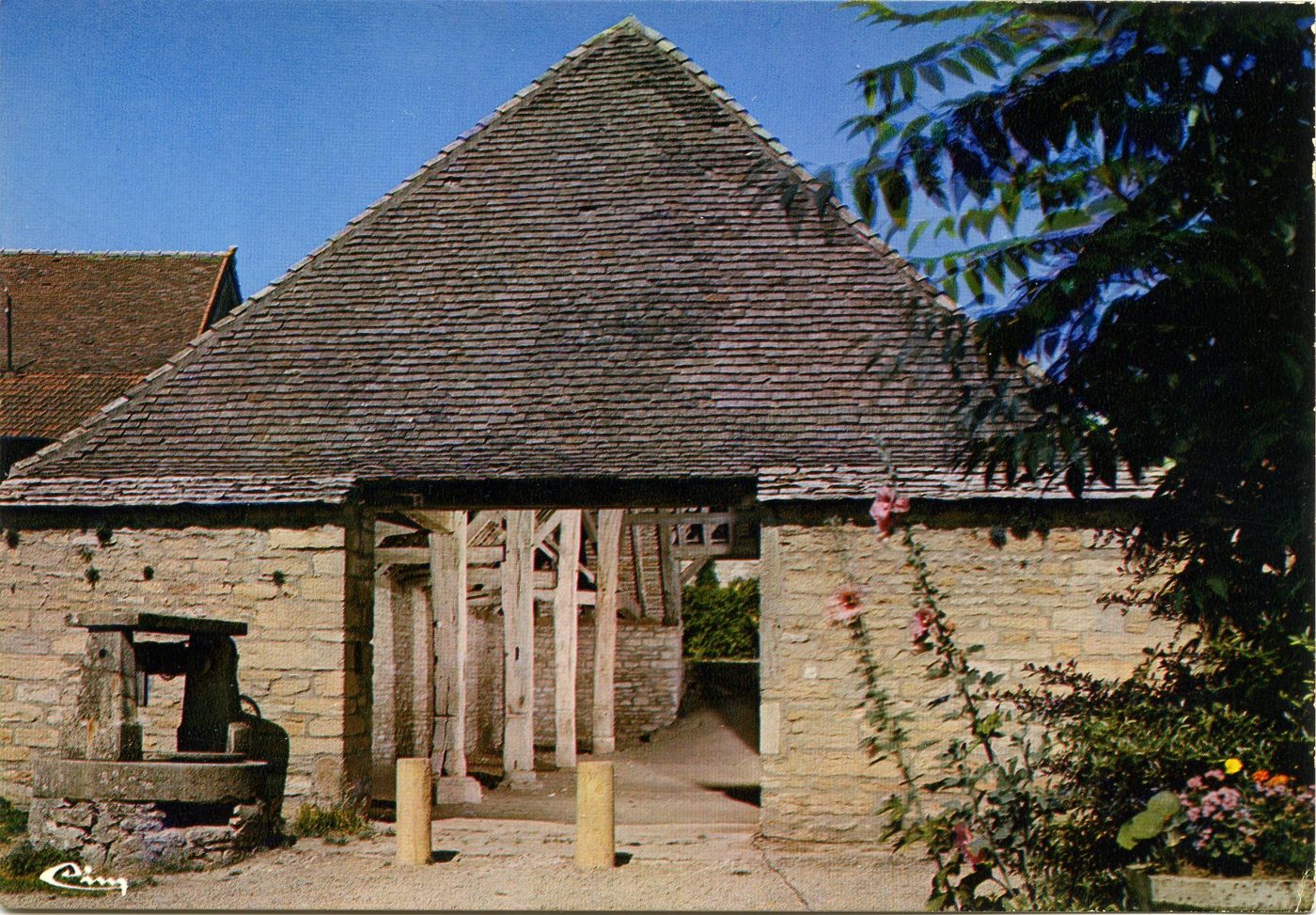Brancion. Halles construites en châtaignier en XIVe s. sur les ordres du Duc de Bourgogne.