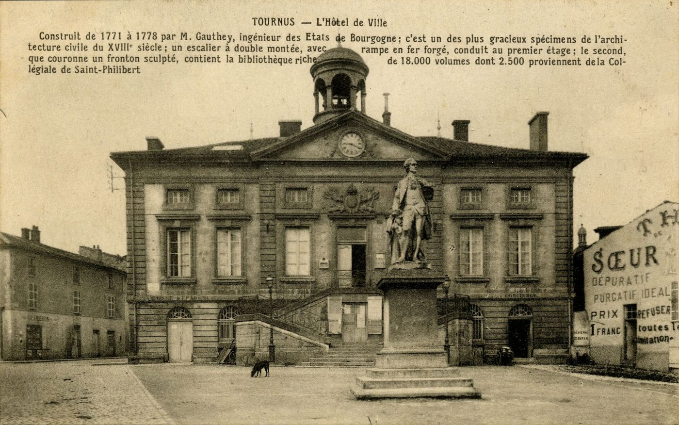 Tournus. L'hôtel de ville. Construit de 1771 à 1778 par M. Gauthey ingénieur des états de Bourgogne : c'est un des plus gracieux spécimens de l'architecture civile du XVIIIe s ; un escalier à double montée, avec rampe en fer forgé, conduit au premier étage, le second, que couronne un fronton sculpté, contient la bibliothèque riche de 18000 volumes dont 2500 proviennent de la collégiale de Saint-Philibert.