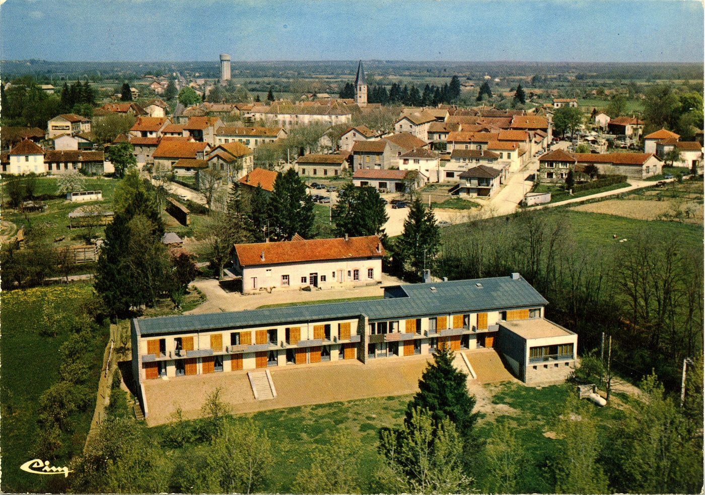 Romenay. Village rural de France. Exposition 1937 à Paris. Maison de retraite. Vue aérienne.