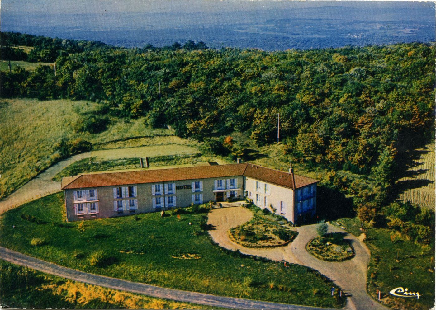 "Hôtel de la montagne de Brancion". Chambres tout confort NN. Vue panoramique. Altitude 500 m. Climat idéal. Parking privé. Beauté, grand calme, art et loisirs, autoroute A6. Tournus 12 km, Cluny 25 km, Taizé 15 km, Mâcon 32 km. Brancion. Code postal 71700 Tournus.