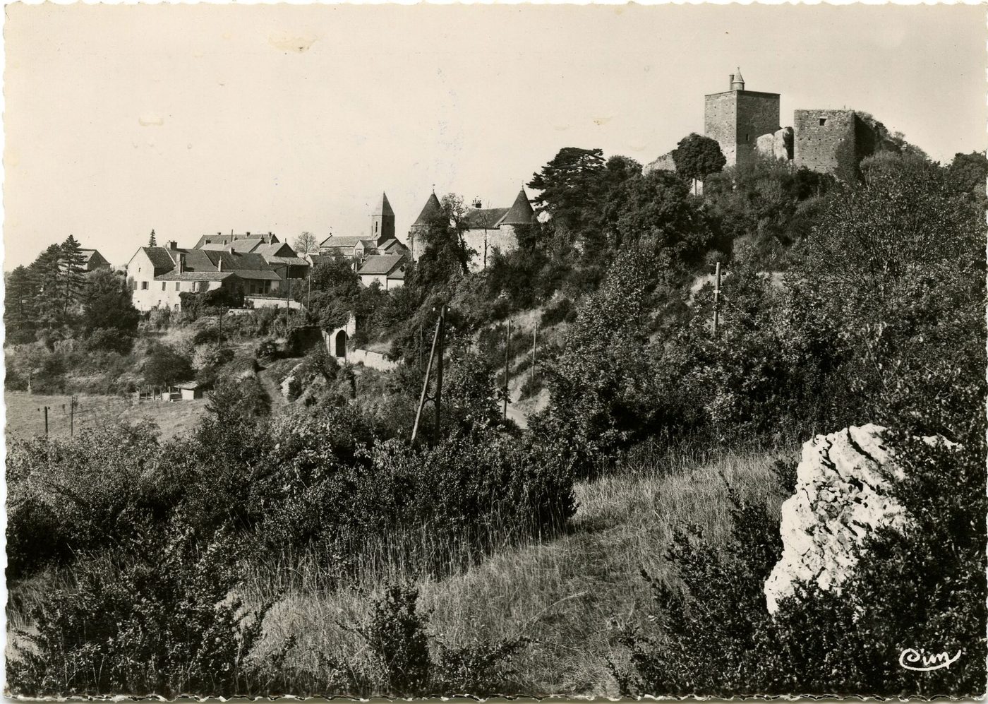 Brancion. Vue générale avec l'entrée du village.
