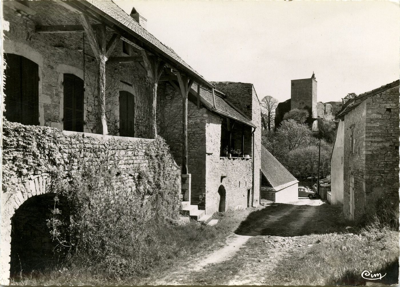 Brancion. Ruelle et maisons du bourg : résidences des officiers de la châtellenie, toujours orientées vers le château dont elles recevaient protection en assurant le service.