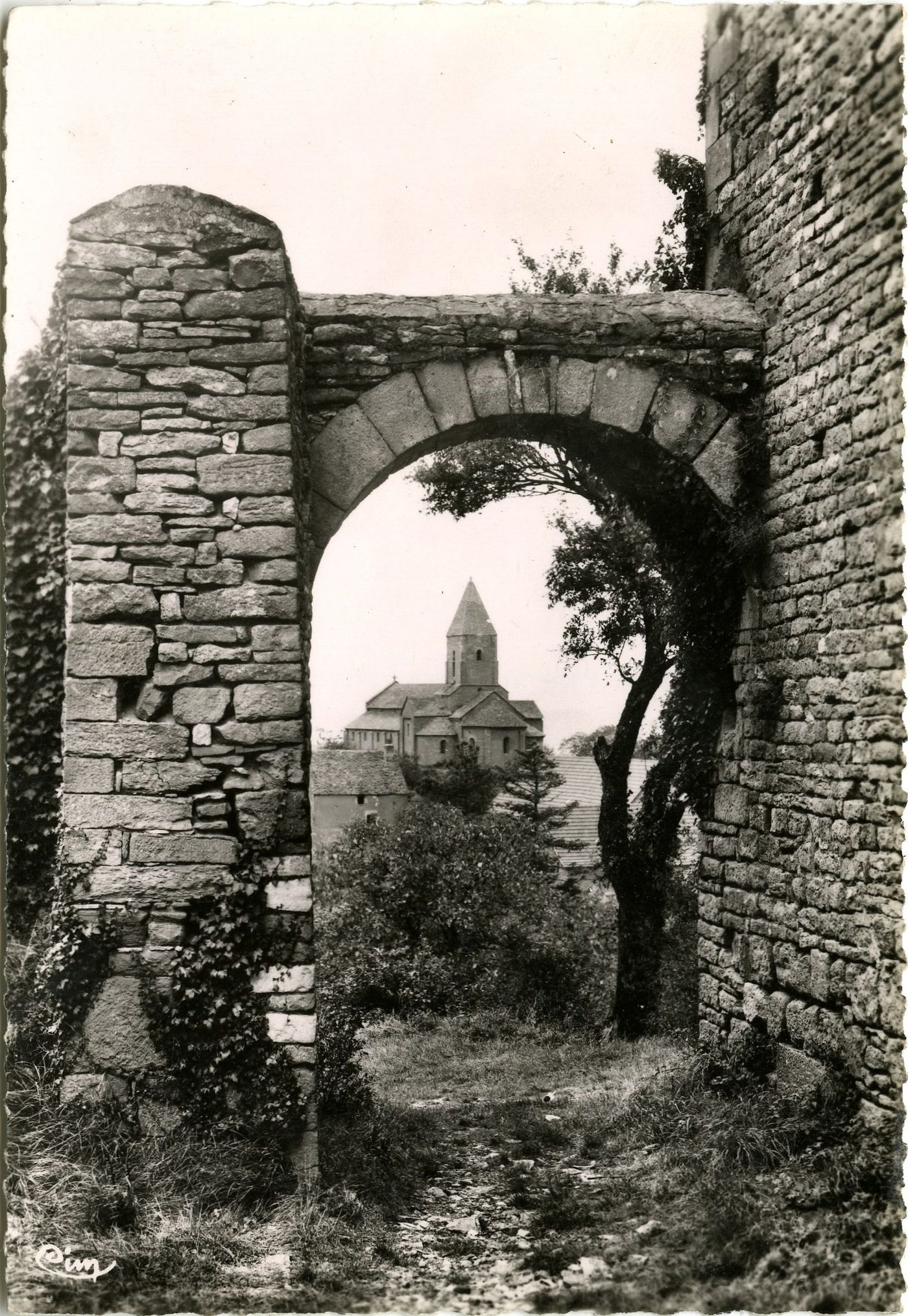 Brancion. Porte d'entrée donnant au pied du Donjon.