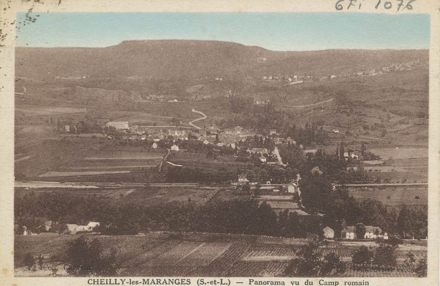 Cheilly-lès-Maranges. Panorama vu du camp romain.