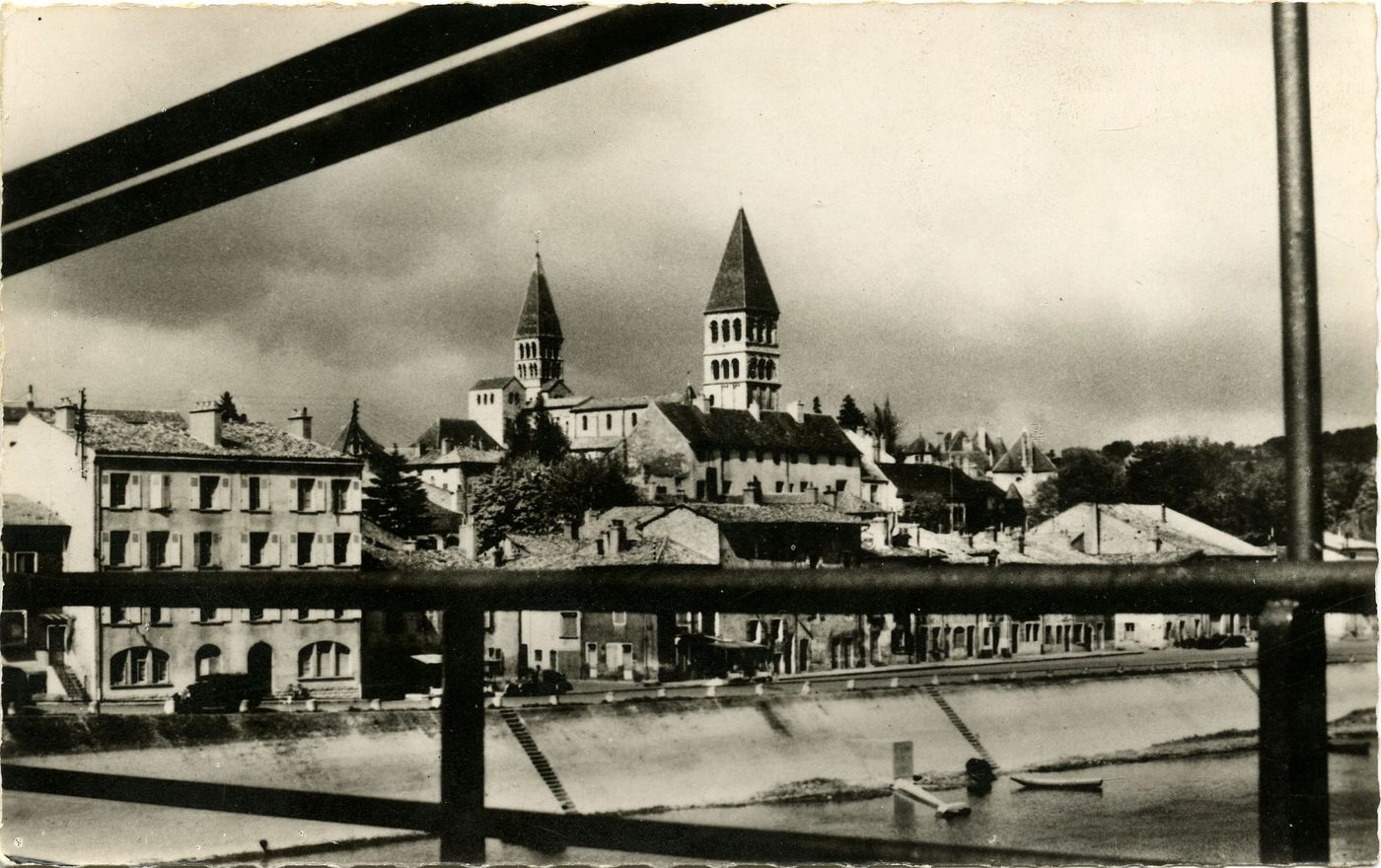Tournus. Les quais de la Saône et l'abbaye XIIe s. vus du pont suspendu.