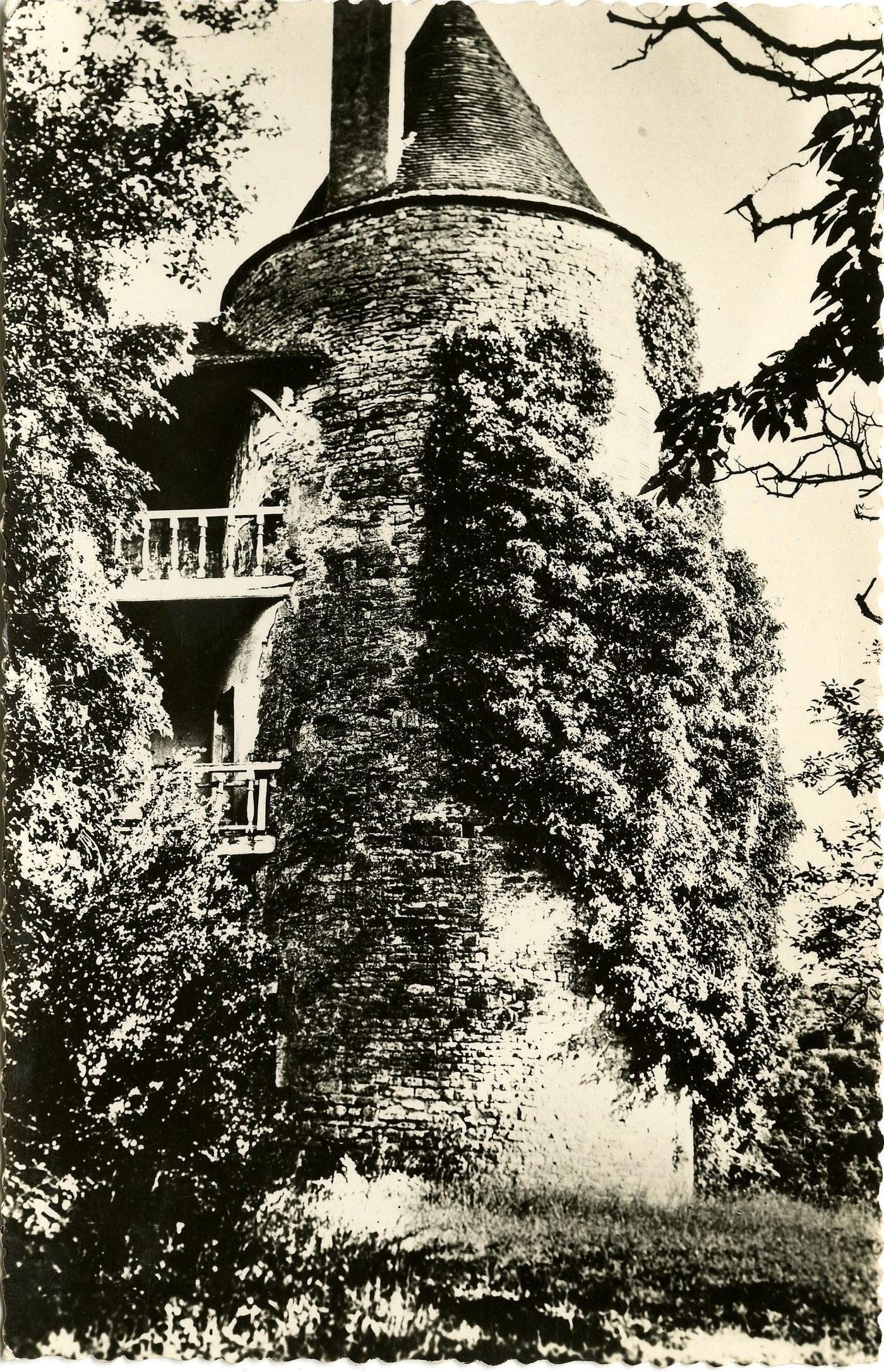 Brancion. Une tourelle du château (10 e s. et 14 e s.)