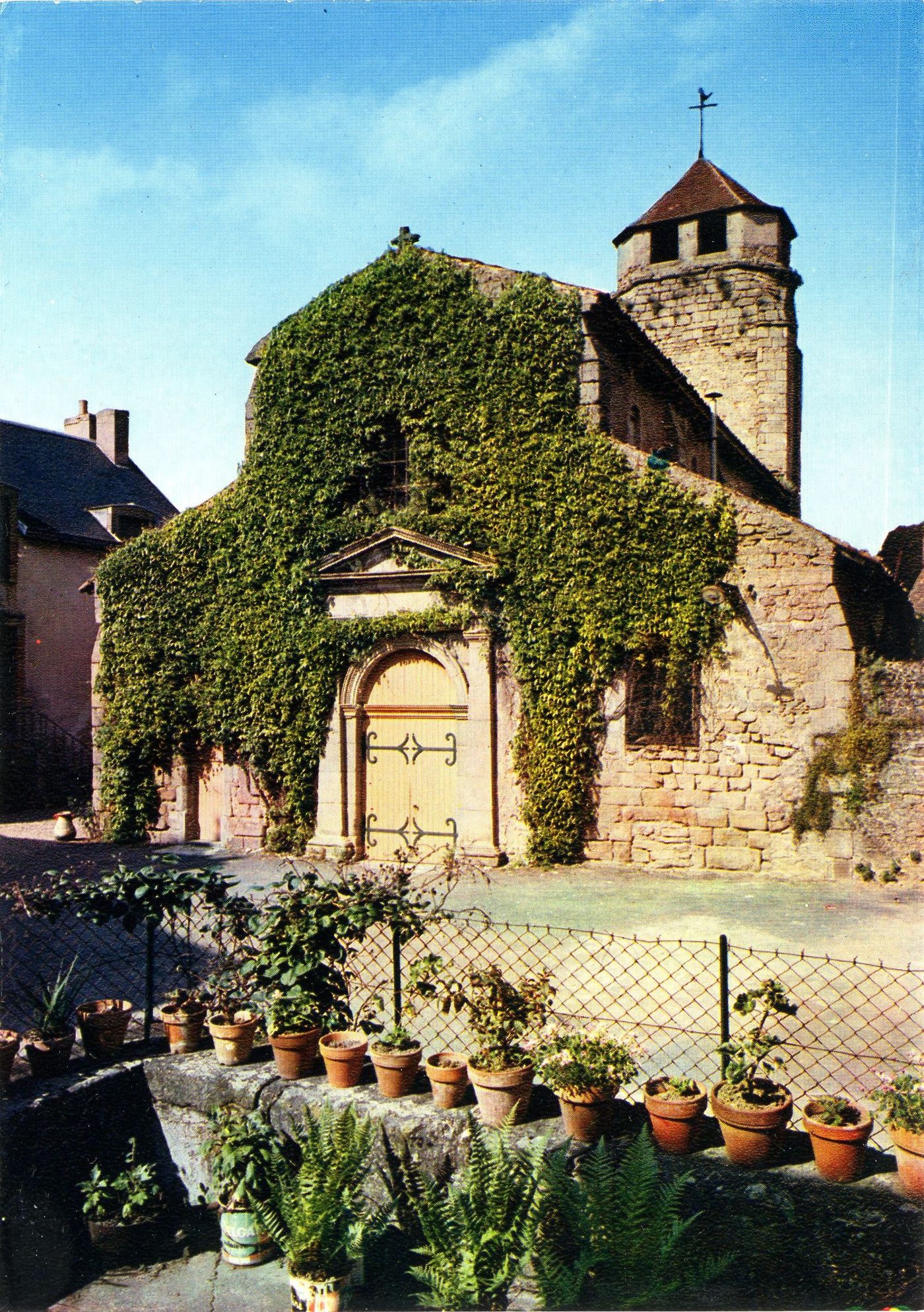Toulon-sur-Arroux. La vieille église.