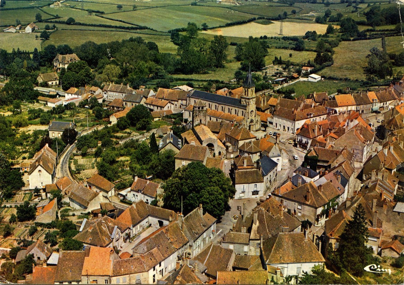 Toulon-sur-Arroux. Vue générale aérienne.