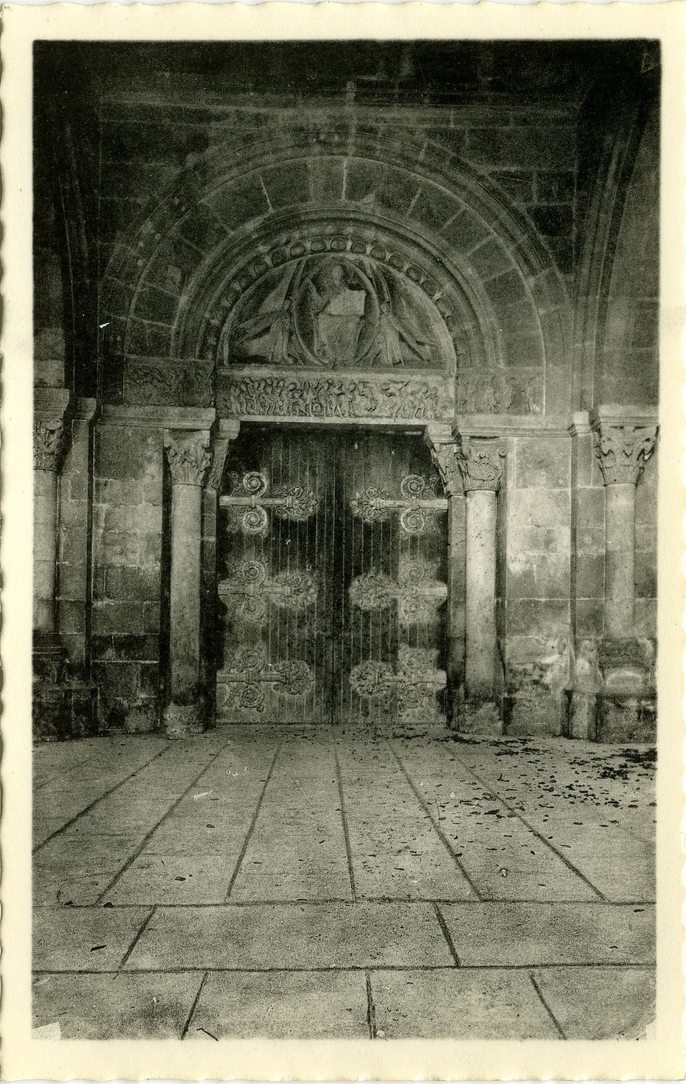 Perrecy-les-Forges. Porche de l'église (monument historique du XIIe s.).