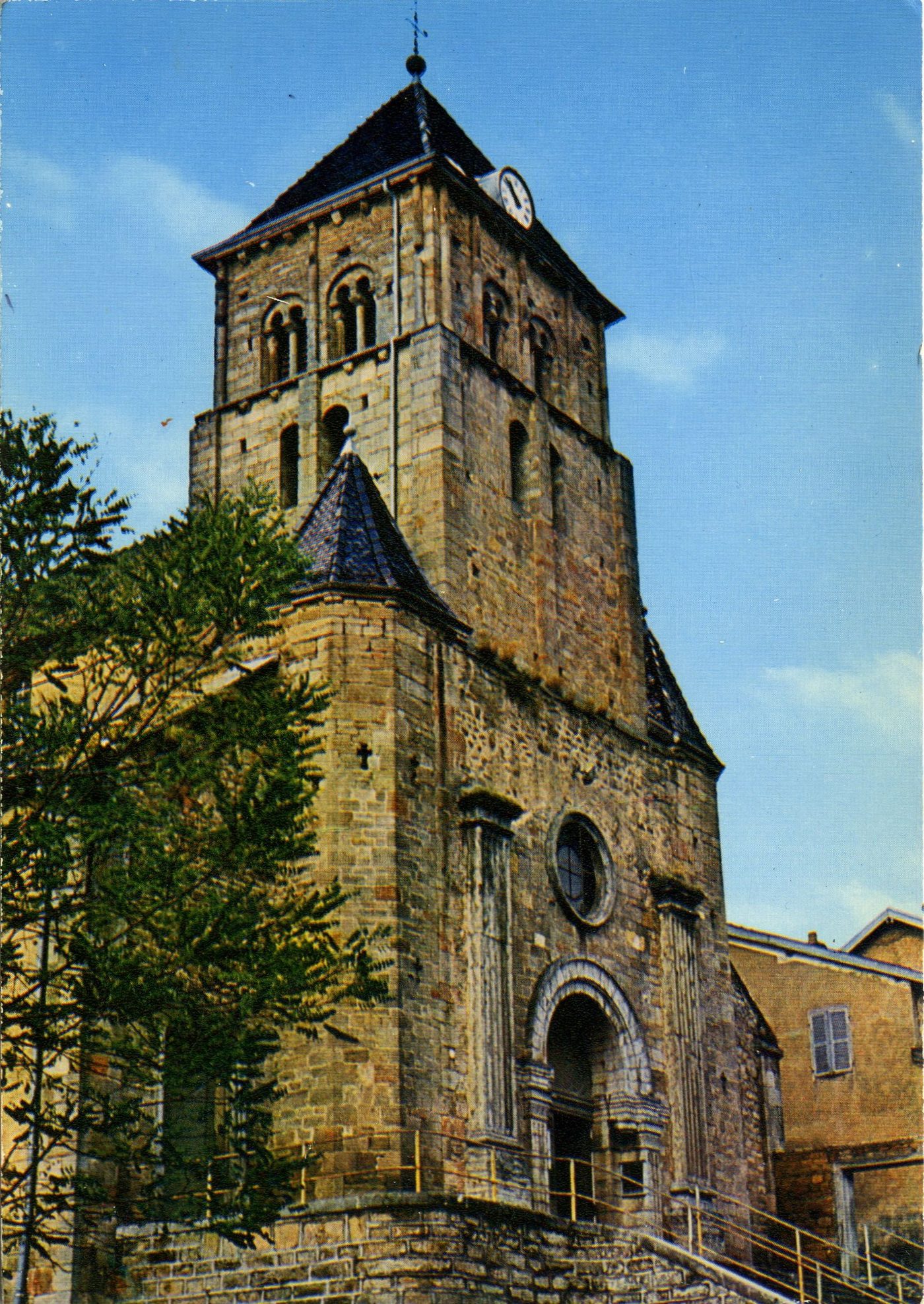 Tramayes. Eglise, clocher roman du XIIIe s.