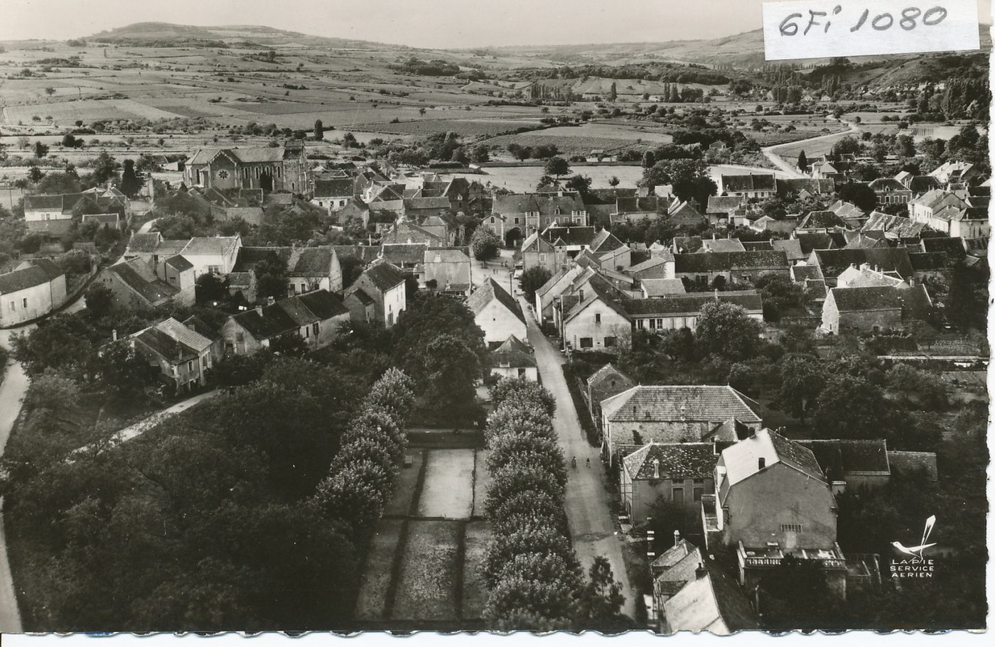 En avion au dessus ... Cheilly-lès-Maranges. Vue d'ensemble. La place des Noyers et le jeu de boules.