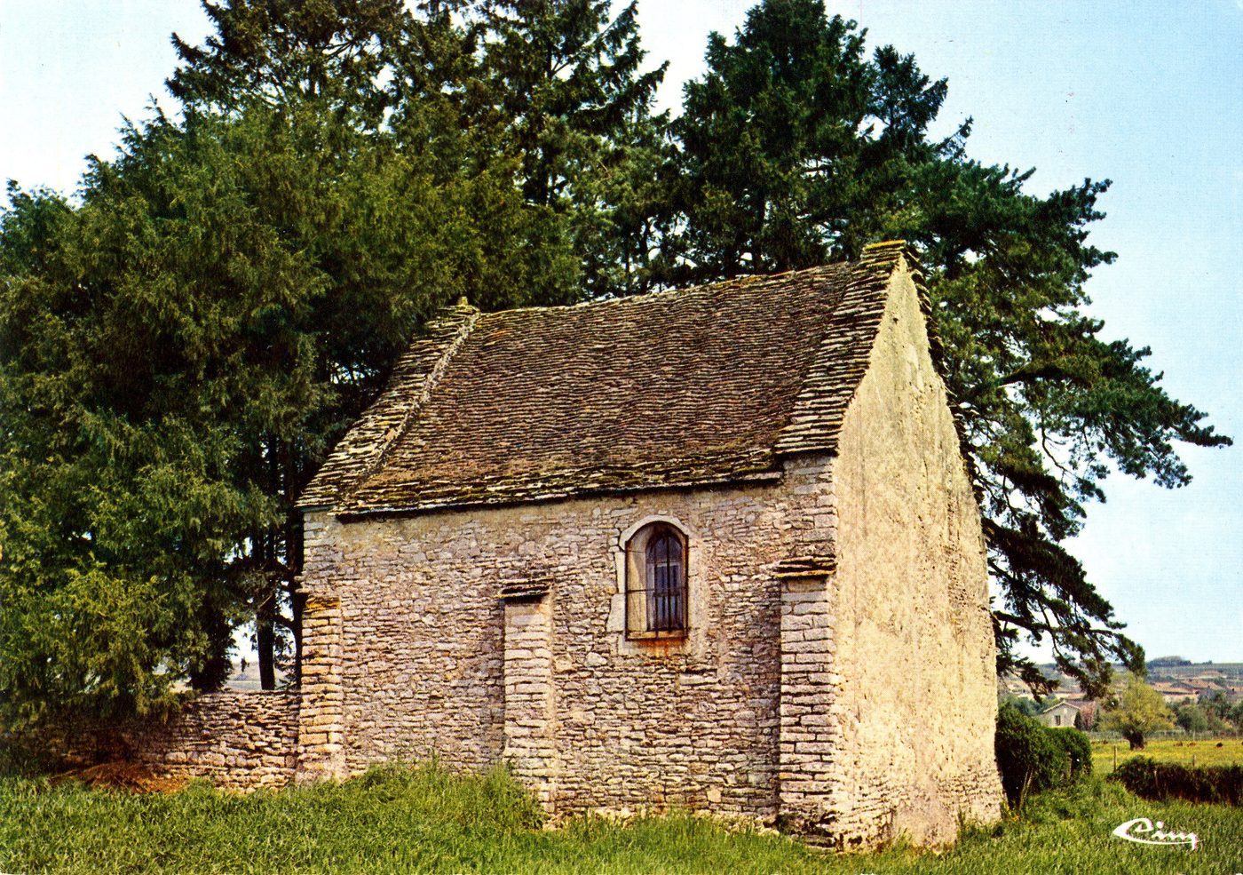 Uchizy. La chapelle Saint-Imetier. Chapelle ou l'on va en pèlerinage le lundi de Pâques, pour la surdité, et les enfants en retard. Les sourds mettent leur oreille contre un trou percé dans la muraille et après ils entendent.