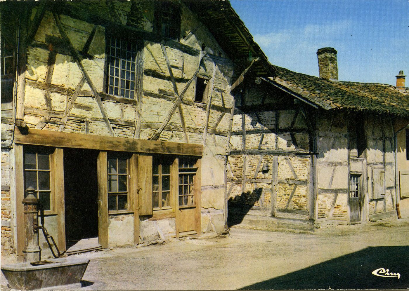 Romenay. Les vieilles maisons de Romenay.