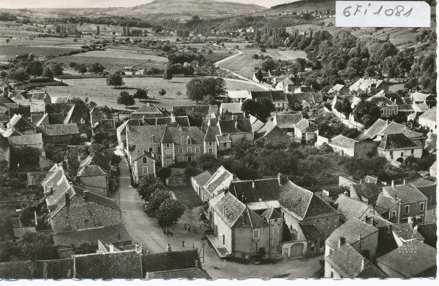 En avion au dessus-de ... Cheilly-lès-Maranges. Le château et la place du centre.