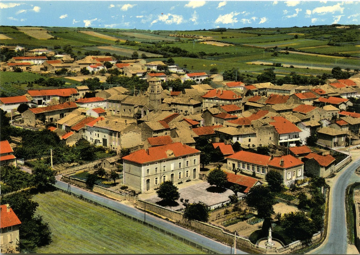 Uchizy. Vue générale aérienne.