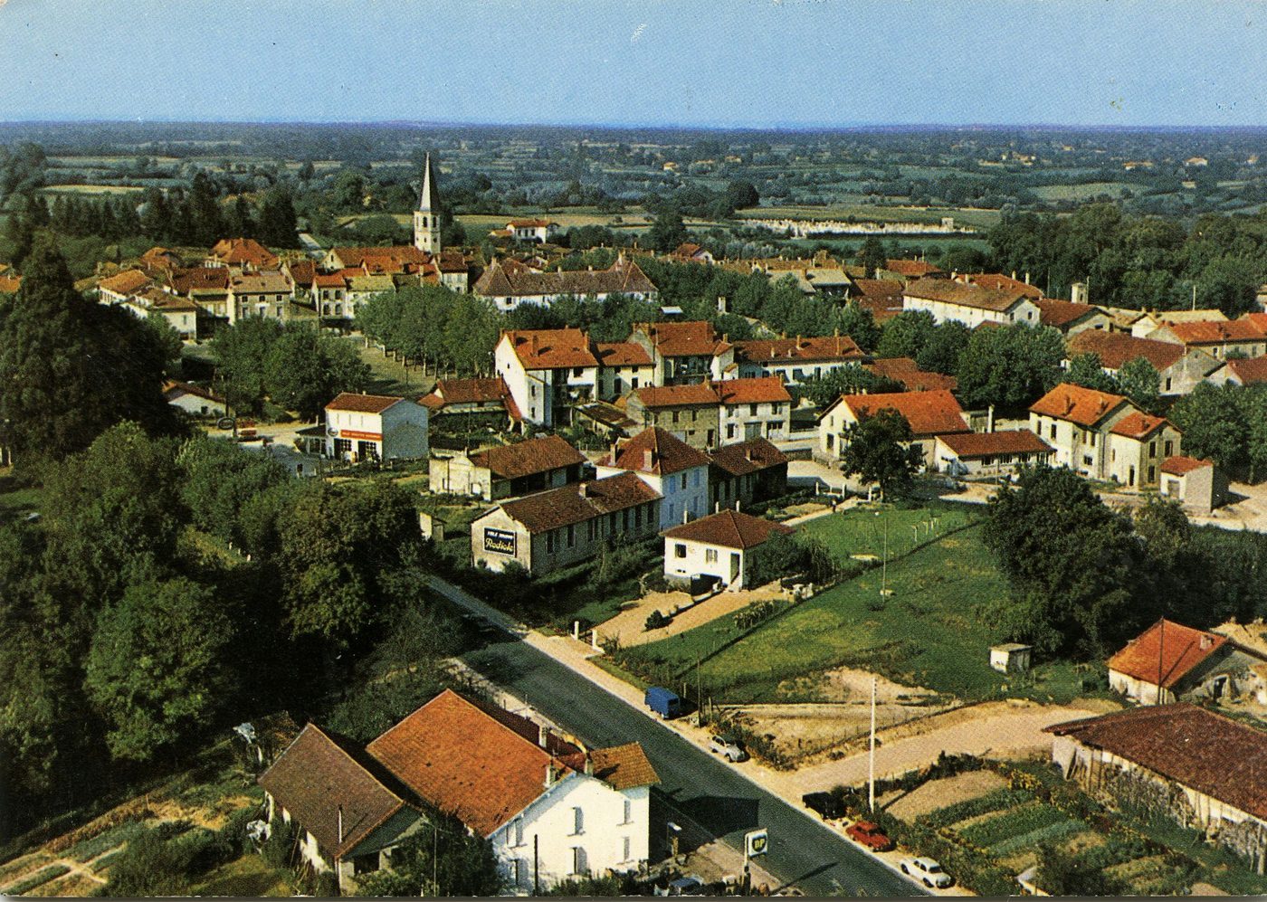 Romenay. Vue générale aérienne. Village rural de France.