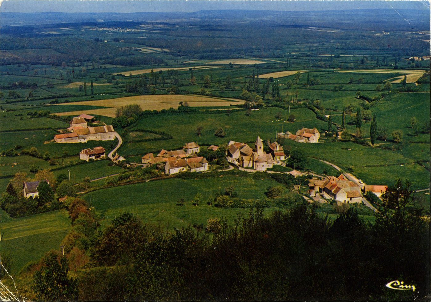 La Chapelle-sous-Brancion. Prise de l'esplanade de l'église de Brancion.