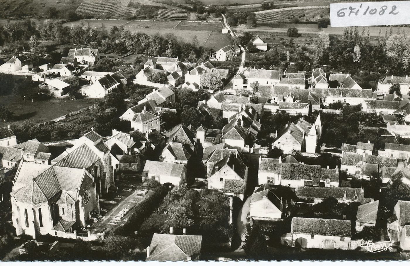 Cheilly. Vue aérienne. Le Bourg.