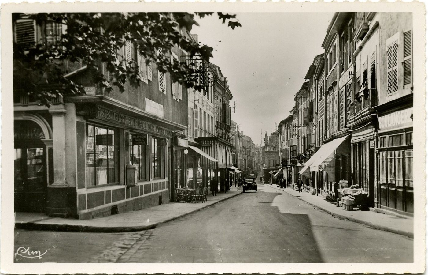 Tournus. La poste et la grande rue.