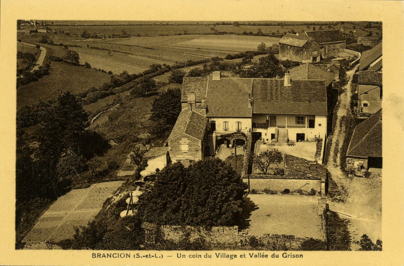 Brancion. Un coin du village et vallée du Grison.