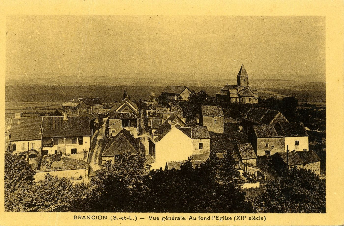 Brancion. Vue générale. Au fond de l'église (XIIe s.).