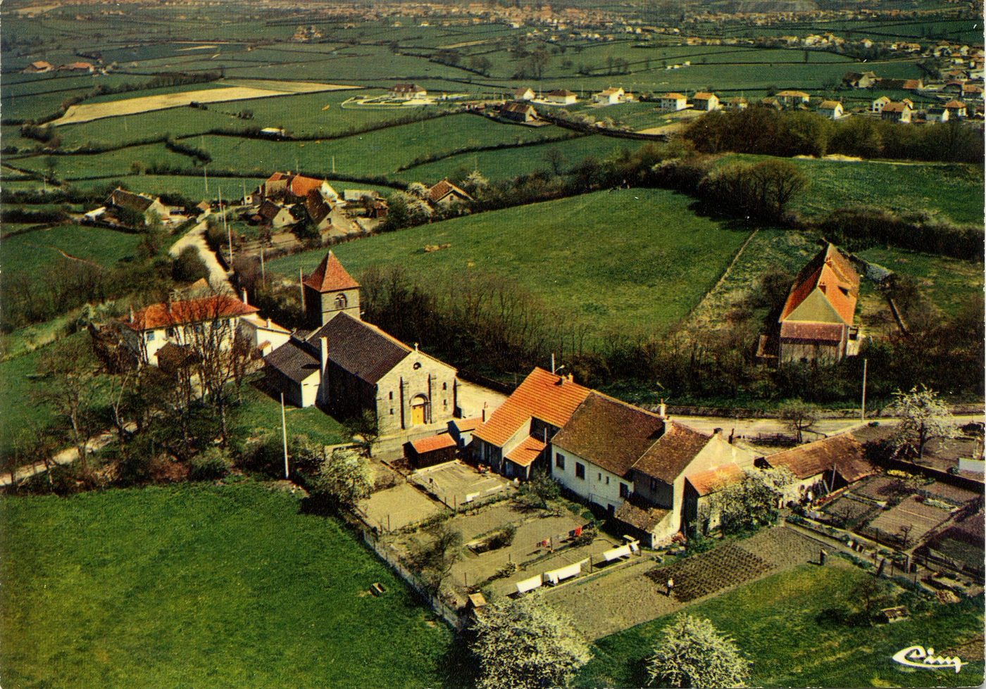 Sanvignes-les-Mines. Vue générale aérienne, l'église.