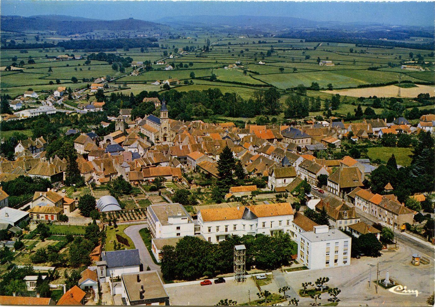 Toulon-sur-Arroux. Vue générale aérienne. Au premier plan, la maison de retraite, centre de convalescence.