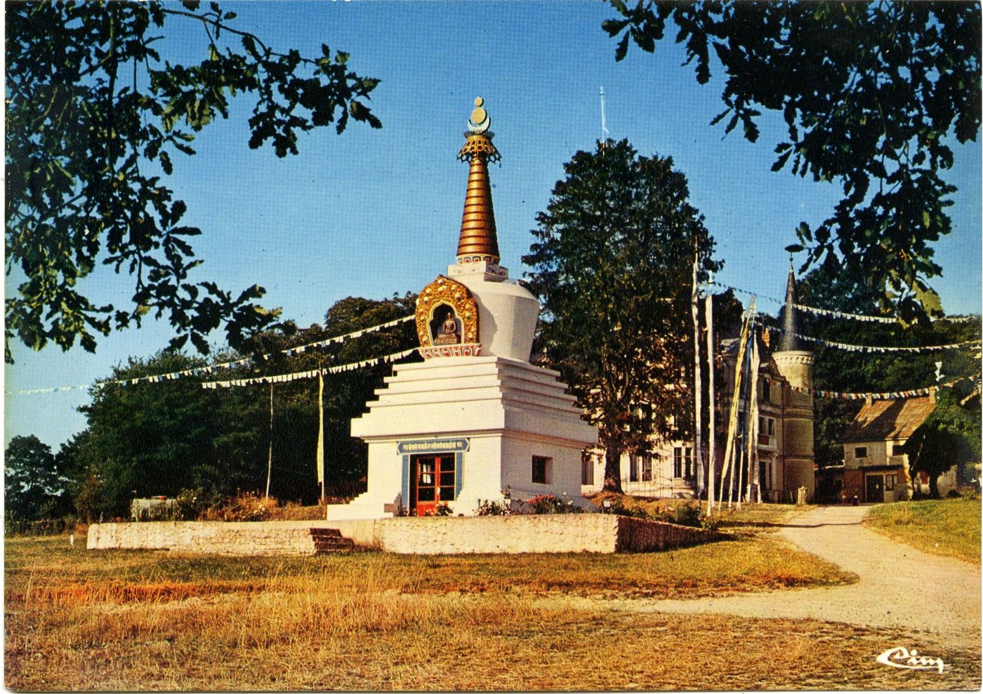 Toulon-sur-Arroux. Collège monastique de la tradition bouddhique Kagyupa. Château de Plaige à Toulon-sur-Arroux.