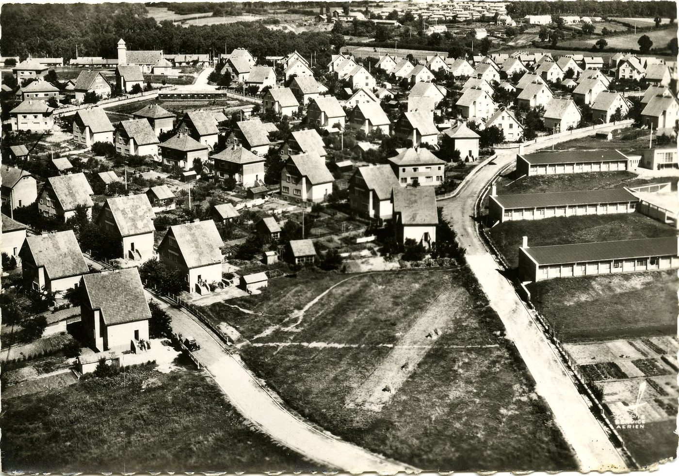 En avion au dessus de ....Ciry-le-Noble. Les cités et les écoles.