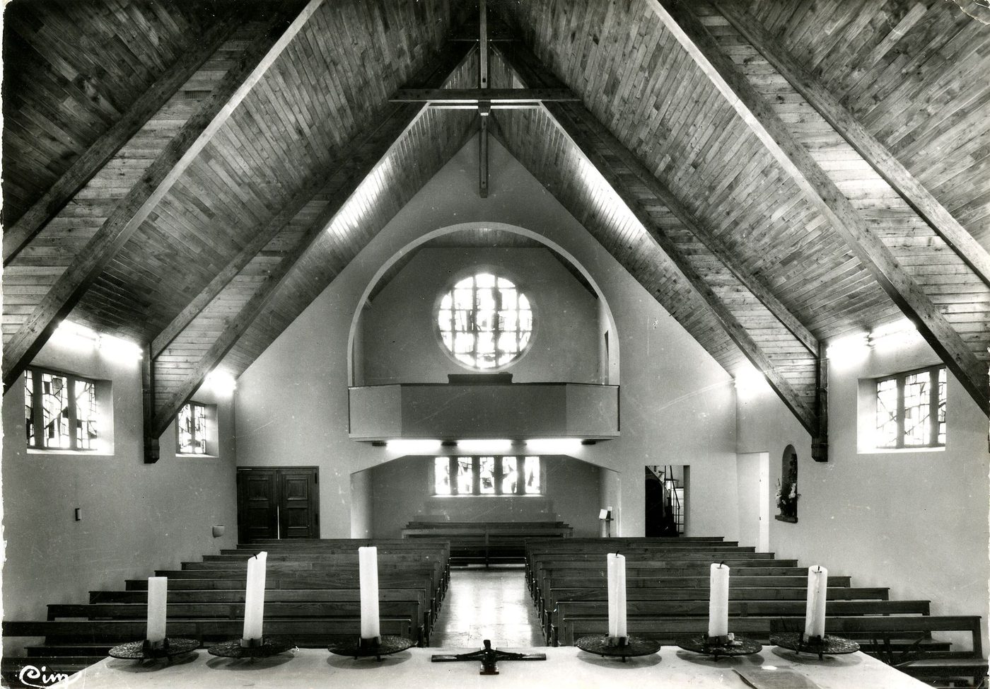 Eglise de Rozelay dédiée à Notre-Dame de toutes grâces, bâtie par les mineurs de Rozelay (1951-1956), avec l'aide de la charité des chrétiens de plusieurs nations sous la direction des Architectes : Cote, inspecteur de l'urbanisme à Mâcon, Dechassat, architecte des houillère de Blanzy. Vitraux : conception Jacques Bony (Paris), réalisation Barillet (Paris), Autel sculpté par Maxime Adam Tessier (Paris).