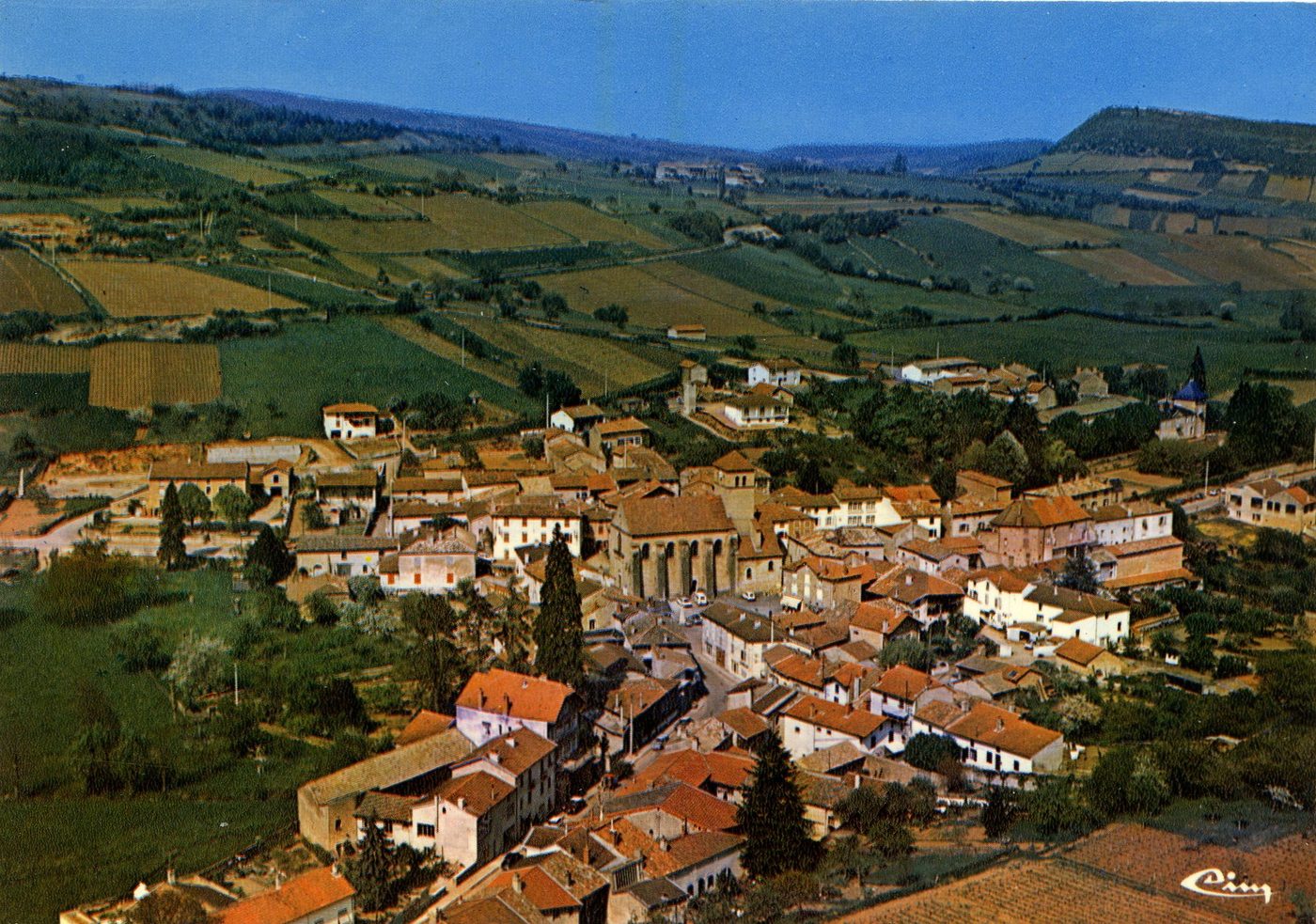 Pierreclos. Vue générale aérienne.