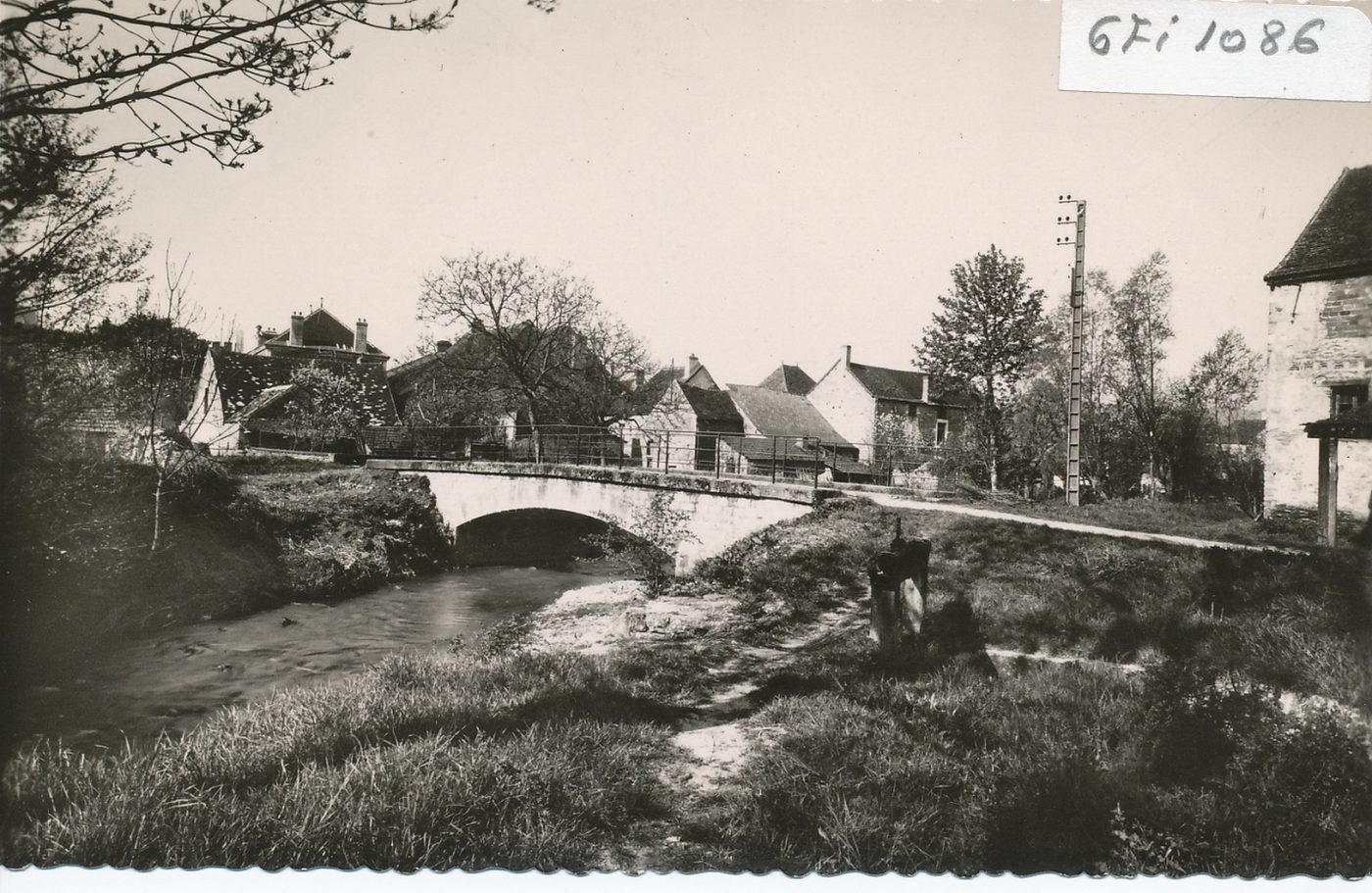 Cheilly-lès-Maranges. Pont sur la Cozannes. Quartier Nord.