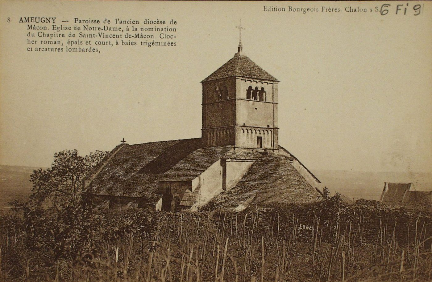Ameugny. Paroisse de l'ancien diocèse de Mâcon. Eglise de Notre-Dame, à la nomination du Chapitre de Saint-Vincent-de-Mâcon. Clocher roman, épais et court, à baies trigéminées et arcatures lombardes.